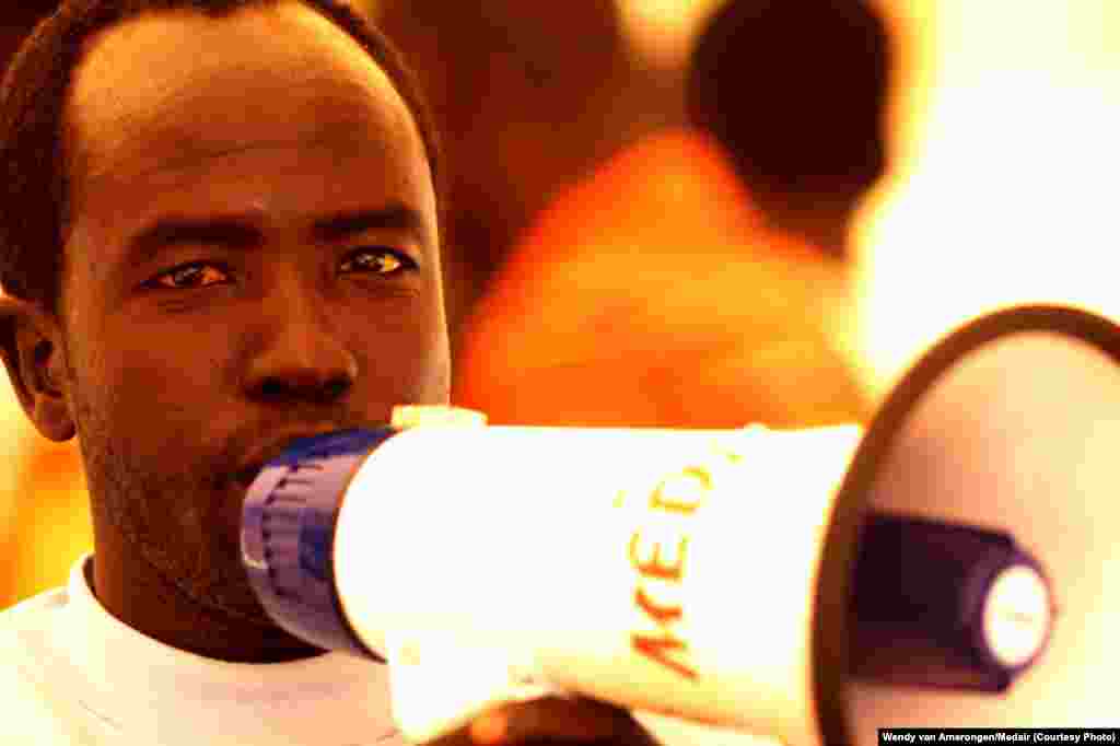 A mobilizer uses a megaphone to spread the message in UNMISS's Tomping camp in Juba that oral cholera vaccine is being administered.