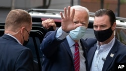 Calon presiden yang diusung Partai Demokrat, Joe Biden, melambaikan tangan saat tiba di Teater The Queen di Wilmington, Delaware, Senin, 19 Oktober 2020. 