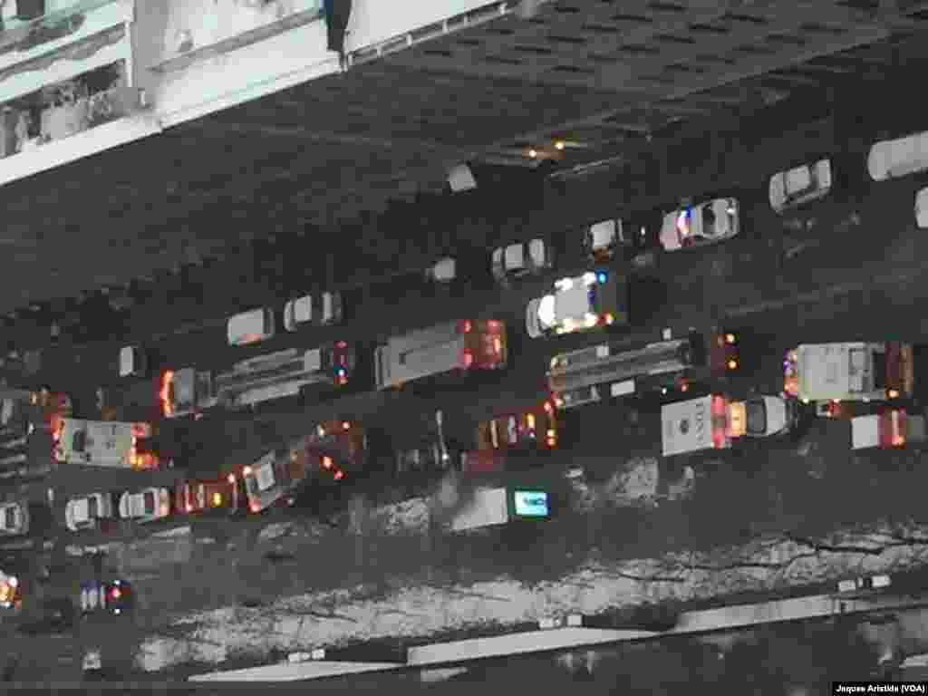 Les pompiers, les ambulanciers et la police sont arrivés sur les lieux où une grue s’est effondrée, causant au moins mort et trois blessés à New York City, 5 février 2016 (Jacques Aristide/VOA New York)