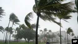 Hujan lebat akibat Badai Eta di Miami Beach, Florida, Minggu, 8 November 2020. (Foto: AP)