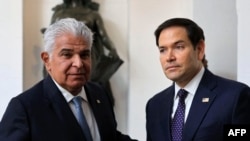 Predsjednik Paname Jose Raul Mulino pozdravlja američkog državnog sekretara Marca Rubija po dolasku u predsjedničku palatu u Panama Cityju 2. februara 2025.