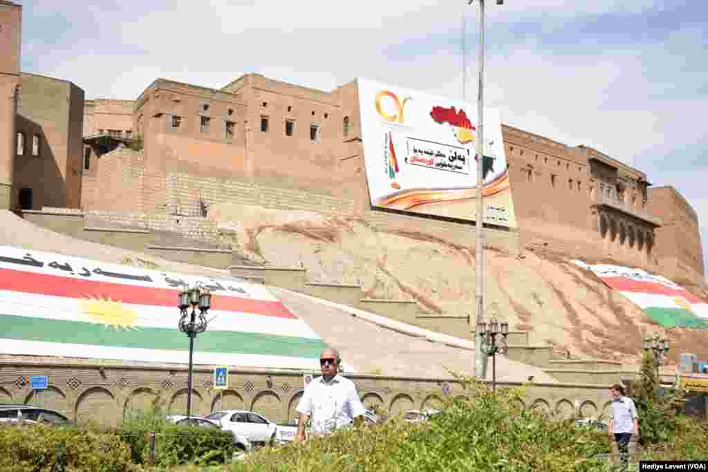 Tarihi Erbil kalesi, kalenin etrafı ve büyük meydan referanduma katılma ve “bağımsızlığa evet” çağrılarının olduğu büyük afişlerle süslenmiş.
