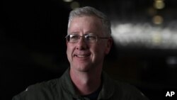 Laksamana Muda Kevin Sweeney saat menaiki pesawat Perancis di Teluk Oman dalam operasi gabungan AS-Perancis, Januari 2014.

