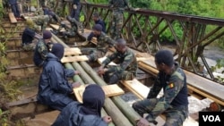Des militaires camerounais sur un pont, en direction de Wum, en zone anglophone, le 6 décembre 2018. (VOA/Ministère de la défense)