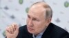 Presiden Rusia Vladimir Putin berbicara dalam pertemuan dengan para petugas di rumah sakit tentara di Moskow, 1 Januari 2024. 