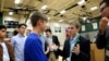 Tyler Ruzich , 17 ans, deuxième à partir de la droite, candidat au poste de gouverneur du Kansas, s’adresse aux étudiants lors d’un forum réunissant les trois autres candidats adolescents du gouverneur du Kansas au Free State High School de Lawrence, au Kansas, le 19 octobre 2017.