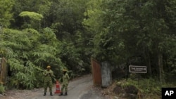 Anggota Korps Relawan Rakyat (RELA) ikut serta dalam operasi pencarian remaja putri Inggris yang dilaporkan hilang di Seremban, Malaysia, 7 Agustus 2019. 