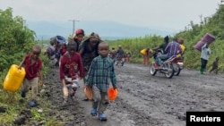 Des civils fuient après des tirs nourris qui ont fait craindre une avancée des rebelles du M23 à Sake près de Goma, le 9 février 2023.