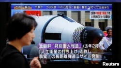 북한이 대륙간 탄도미사일(ICBM) '화성-14' 시험발사에 성공했다고 발표한 지닌달 4일 일본 됴쿄 거리의 TV 스크린에서 관련 뉴스 보도가 나오고 있다.
