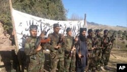 Pakistan Talebanı'nın yayınladığı bu resimde Peşavar'daki okul saldırısını gerçekleştiren militanlar görülüyor