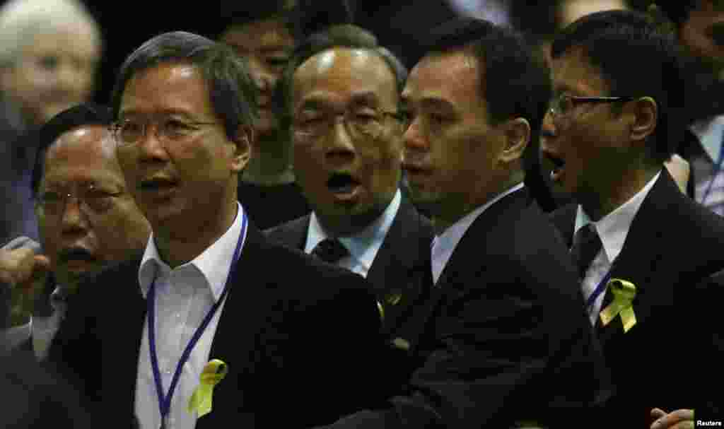 A security guard tries to escort pro-democracy lawmakers (L-R) Albert Ho, Kwok Ka-ki, Alan Leung and Kenneth Chan to leave as they protest against Li Fei during a briefing session in Hong Kong, Sept. 1, 2014.