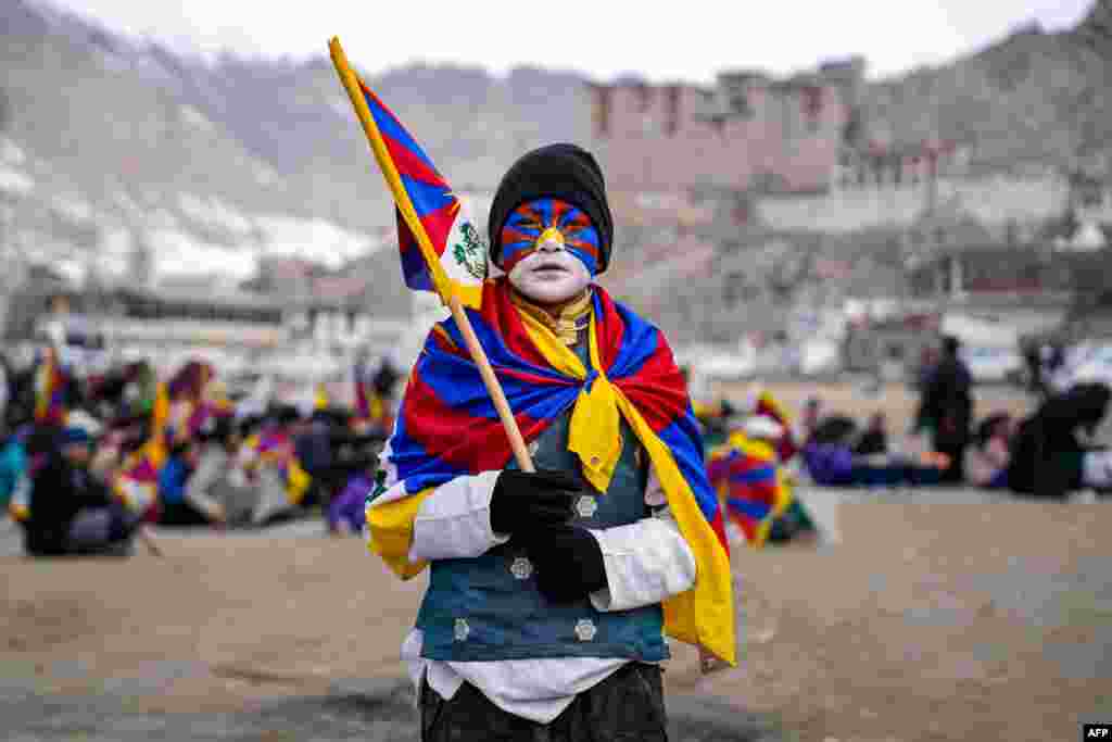 Seorang pemuda dengan wajahnya dicat dengan warna bendera Tibet ikut serta dalam demonstrasi untuk menandai Hari Pemberontakan Wanita Tibet tahun 1959 untuk memrotes pendudukan China di Tibet, di Lapangan Polo di Leh. (AFP)