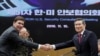 마크 에스퍼 미 국방장관과 정경두 국방부 장관이 15일 서울 용산구 국방부에서 열린 제51차 안보협의회(SCM) 고위회담에 앞서 악수하고 있다.
