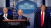 Presiden AS Donald Trump (kanan) dan Wapres AS Mike Pence (kiri) mendengarkan Dr. Anthony Fauci, direktur Institut Nasional bagi Alergi dan Penyakit Menular AS memberikan penjelasan terkait pandemi corona di Ruang Press James Brady, Gedung Putih, Washington, D.C. (Foto: dok).