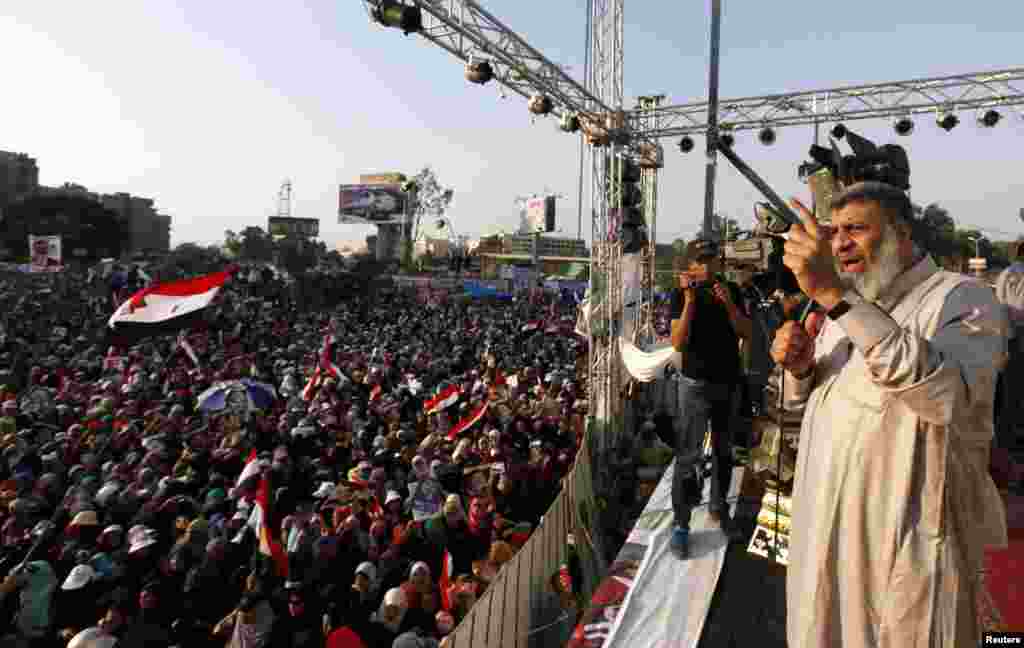 Muslim Brotherhood leader Asem Abd-ElMaged delivers a speech to supporters of deposed Egyptian President Mohamed Morsi, Cairo, July 7, 2013.
