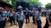 တရားရုံးထုတ်စစ်ဆေးမှုကို လုံခြုံရေးယူနေတဲ့ရဲတပ်ဖွဲ့ဝင်များ။ 