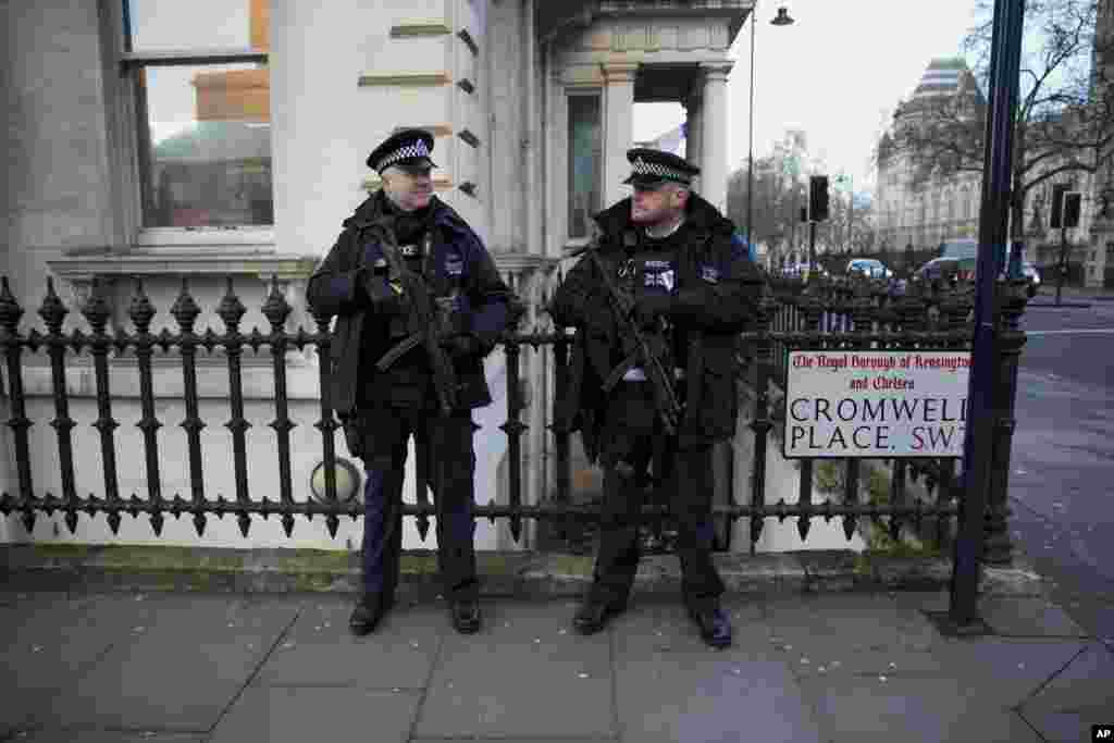 Polisi Inggris bersenjata berjaga-jaga dekat French Institute dan French School di daerah South Kensington di London, pada hari yang sama edisi terbaru tabloid mingguan Charlie Hebdo dijual di Perancis (14/1). (AP/Matt Dunham)