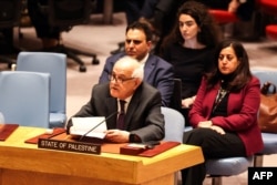 Duta Besar Palestina untuk PBB Riyad Mansour berbicara pada pertemuan Dewan Keamanan PBB tentang Gaza di markas besar PBB di New York pada 8 Desember 2023. (Foto: AFP)