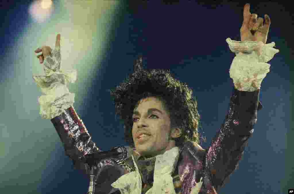 Prince tampil di Inglewood, California, 1985. (AP/Liu Heung Shing)