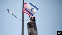 Les drapeaux américain et israélien sont prêts pour la visite du président américain Donald Trump, le 16 mai 2017. 