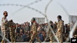 Warga menunggu untuk menyeberangi Afghanistan di pos perbatasan Chaman, Pakistan. (Foto: Dok)