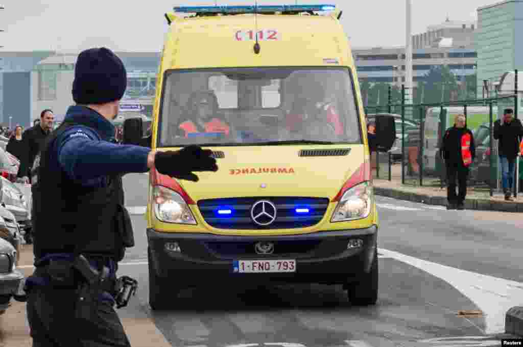 Ambulans tiba di lokasi ledakan di bandara Brussels, Belgia (22/3). (AP/Geert Vanden Wijngaert)