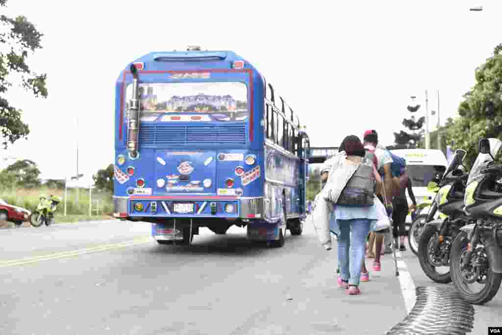 Los Patios Toll, Cúcuta, is the first stop for migrants entering Colombia. (Photo: Diego Huertas / VOA Spanish)