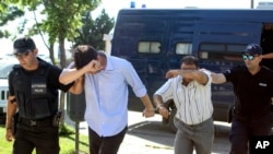 Des membres du personnels de l'armée turques sont transférées vers un juge d'instruction à Alexandroupolis, au nord de la Grèce, le 17 juillet 2016. 