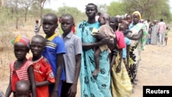 Warga antri bantuan makanan di salah satu kamp sementara Program Pangan Dunia (WFP) di Sudan Selatan (foto: dok).