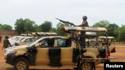 Des militaires nigérians armés sur à bord d'un pick-up à Yola, Nigeria, 20 mai 2013. 