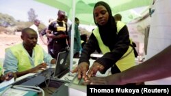 Maafisa wa IEBC akichukua alama za Vidole vya mpigaji kura wakati wa uandikishaji mapema mwaka huu.