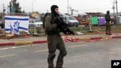 Polisi Israel siaga di dekat permukiman Yahudi di Tepi Barat (foto: dok).