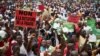 Les partisans du chef de l'opposition malienne, Soumaila Cissé, brandissent une pancarte "Non à la dictature de la fraude" lors d'un rassemblement pour contester les résultats du scrutin présidentiel à Bamako, 18 août 2018.