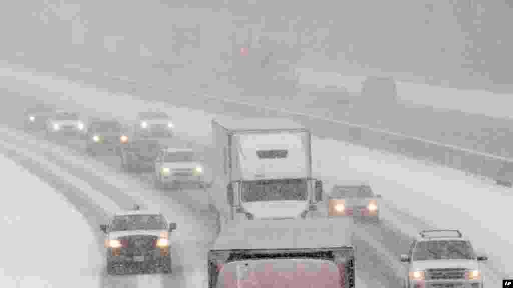 Beaucoup de gens empruntent les autoroutes après avoir quitté leurs bureaux alors que la neige commence à tomber, à Ashland, en Virginie, 22 janvier 2016. Le Nord-Est des Etats-Unis est sous alerte d’un blizzard. 