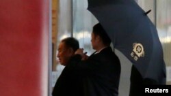 김영철 북한 노동당 부위원장이 17일 미국 워싱턴 행 비행기를 탑승하기 위해 중국 베이징 공항 터미널에 도착했다. 