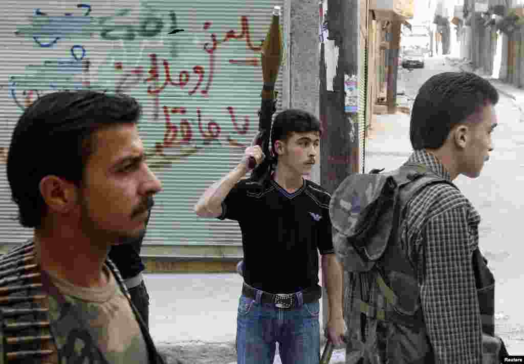 Free Syrian Army fighter holds a RPG launcher during clashes with Syrian Army in the Salah al- Din neighbourhood of central Aleppo August 5, 2012.