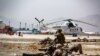 Marinir AS berjaga-jaga saat evakuasi di Bandara Internasional Hamid Karzai, Kabul, Afghanistan, 18 Agustus 2021. (Foto: US Marine Corps/1stLt. Mark Andries via REUTERS)