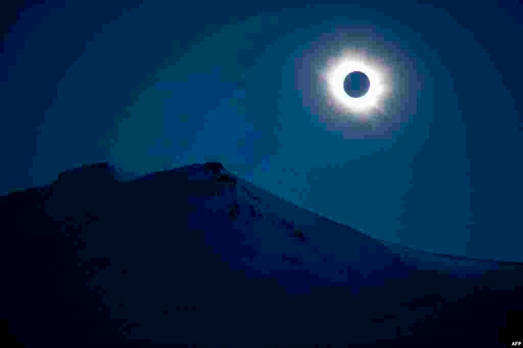 Gerhana matahari total terlihat di&nbsp;​Svalbard, Longyearbyen, Norwegia. Gerhana matahari ini dalam derajat penglihatan yang berbeda-beda dapat terlihat, tergantung pada kondisi cuaca, di sebagian besar Eropa, Afrika Utara, Asia barat laut dan Timur Tengah, sebelum berakhir di Kutub Utara.
