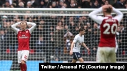 Les joueurs d’Arsenal se tiennent la tête après la défaite contre Tottenham (1-0) lors d'une 27e journée de Premier League, Grande-Bretagne, 10 février 2018. (Twitter/Arsenal FC) 