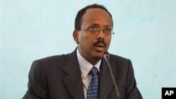 Somali Prime Minister Mohamed Abdullahi Mohamed addresses officials after his swearing-in ceremony at the presidential residence in Mogadishu, Somalia, 1 Nov. 2010