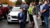 Joe Biden, calon presiden dari Partai Demokrat, berfoto bersama dengan para pendukungnya saat kampanye di Toledo, Ohio, Senin, 12 Oktober 2020.