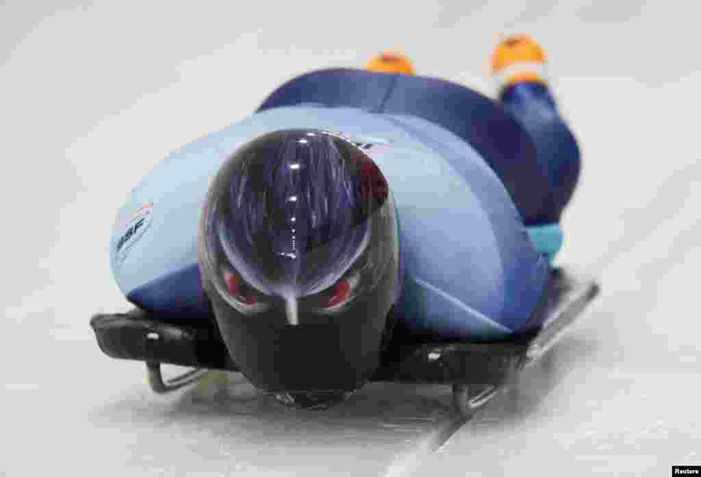 Atlet AS, Dan Barefoot berkompetisi dalam nomor rangka putra selama Kejuaraan Dunia IBSF di Mount Van Hoevenberg di Lake Placid, New York. (Reuters) 