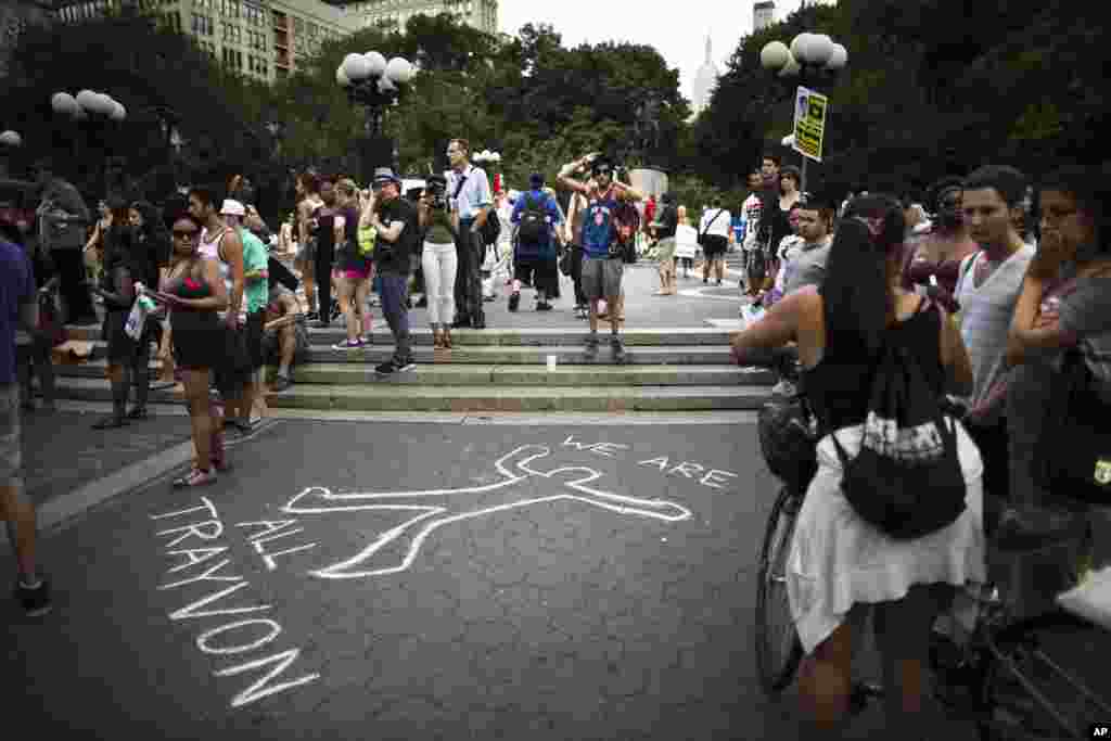 Para demonstran di New York memprotes pembebasan George Zimmerman (14/7). (AP/John Minchillo)