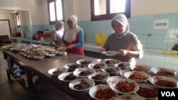 Ibu-ibu menyiapkan beberapa jenis rendang dalam acara mencicipi rendang pada 4/8/2012. (Foto: VOA - S. Schonhardt)