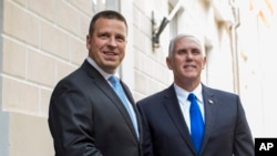 Le vice-président Mike Pence et le Premier ministre estonien Juri Ratas, à Tallinn, Estonie, le 30 juillet 2017.