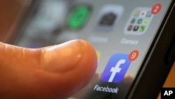 L'application Facebook sur le téléphone, le 11 août 2019.