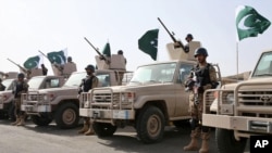 Pasukan Angkatan Darat Saudi dan pasukan khusus Pakistan melakukan latihan militer bersama di Baha, Saudi Arabia (foto: dok).