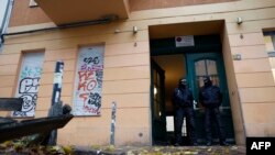 Polisi melakukan penggerebekan terhadap sebuah rumah yang terkait dengan Hamas di distrik Friedrichshain Berlin, 23 November 2023. (Foto: AFP)