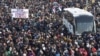 Arhiva - Učesnici antivladinih demonstracija blokiraju saobraćaj na međunarodnom autoputu E-75, u Beogradu, 4. decembra 2021. 