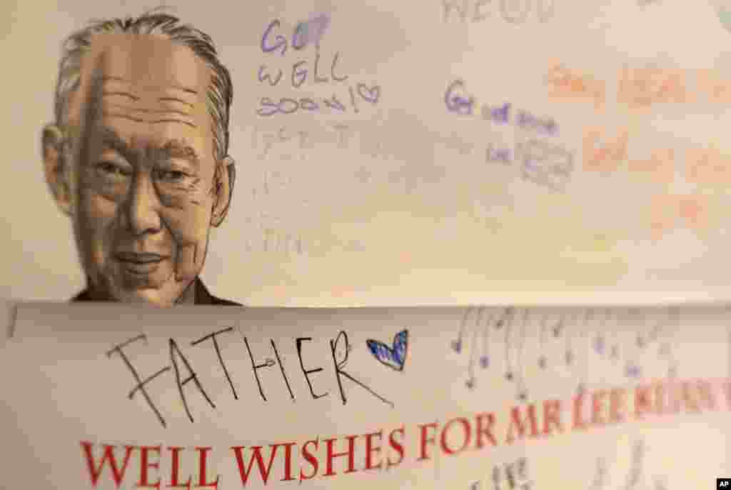 Surat ucapan semoga cepat sembuh ditinggalkan di rumah sakit tempat Lee Kuan Yew dirawat pada enam minggu terakhir (21/3). ​(AP/Joseph Nair)